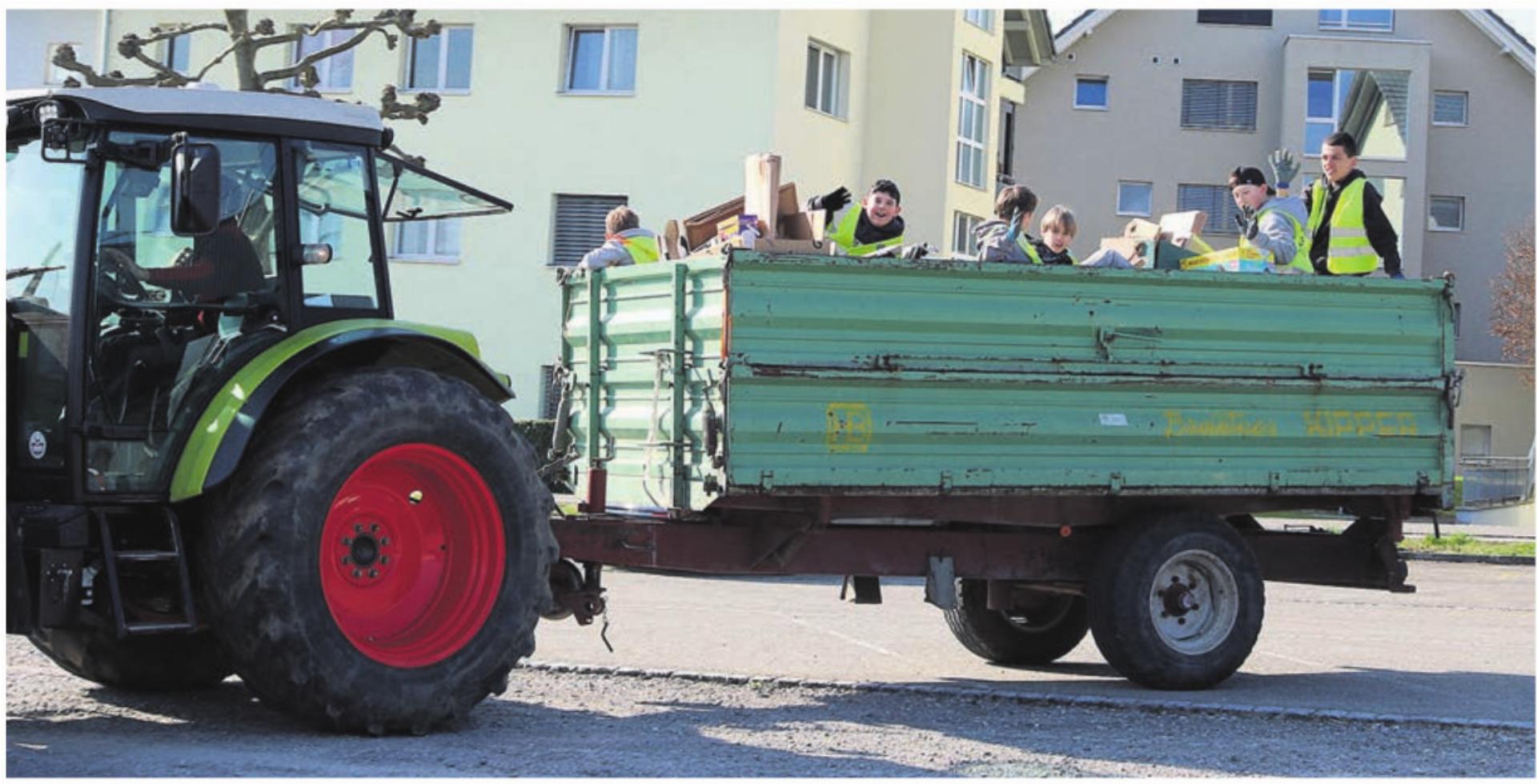 Ein letztes Mal mit Traktor und Anhänger durchs Dorf - Das Bild wird blockiert. – Möglicherweise durch einen aktiven Adblocker.