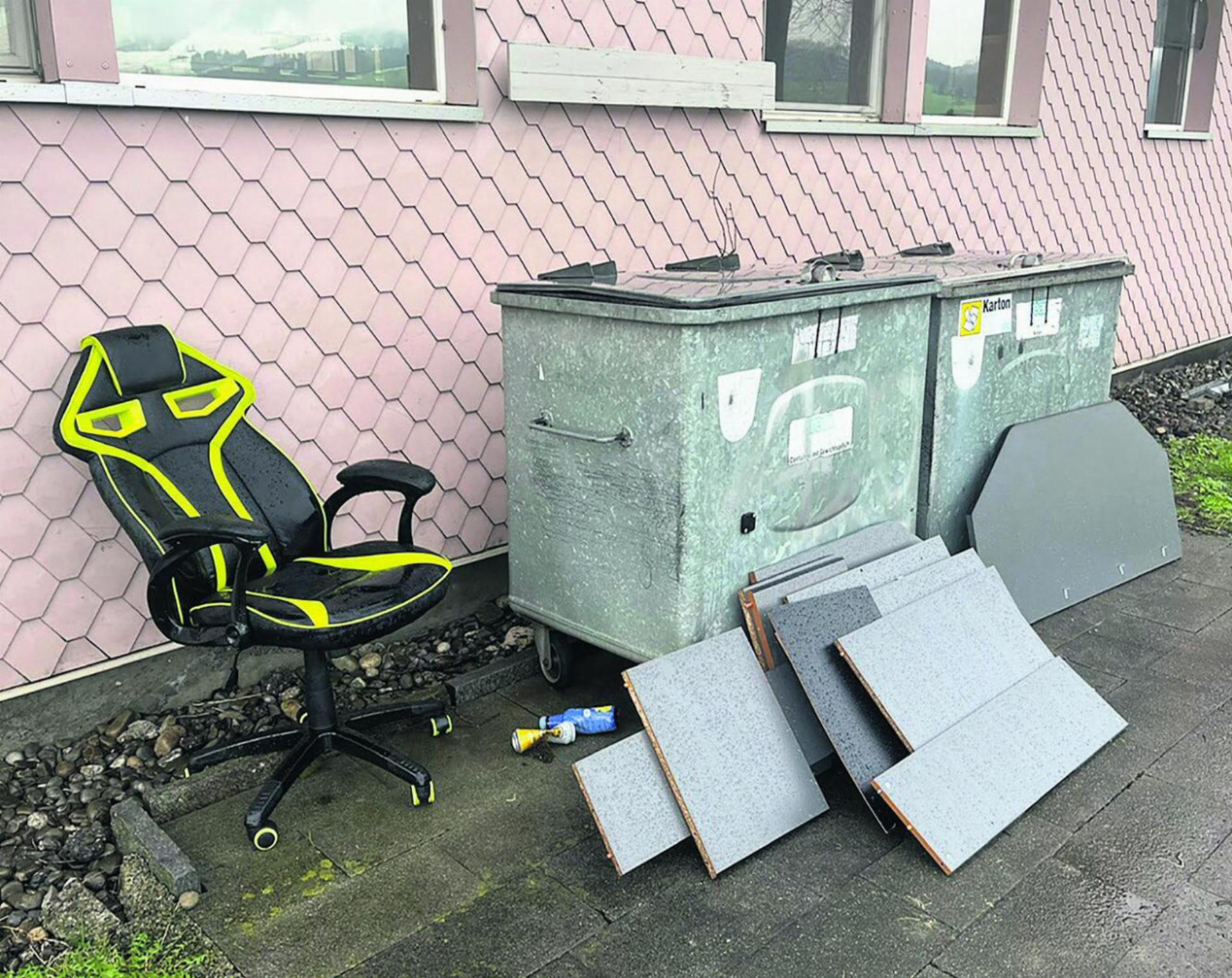 Wer hat diesen Bürostuhl und -tisch beim Clubhaus vom FC Dietwil entsorgt? Hinweise nehmen die Gemeindeverantwortlichen gerne entgegen.