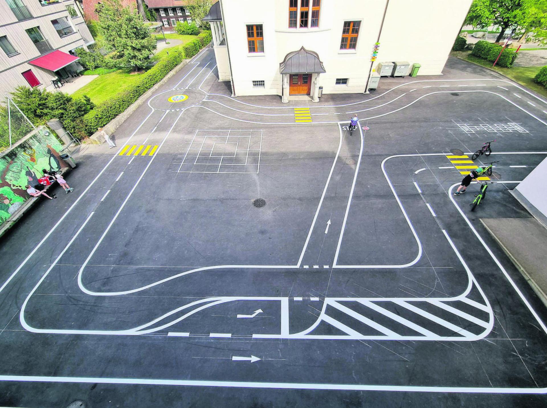 Verkehrsgarten auf dem Pausen- und Schulhausplatz. Foto: zVg