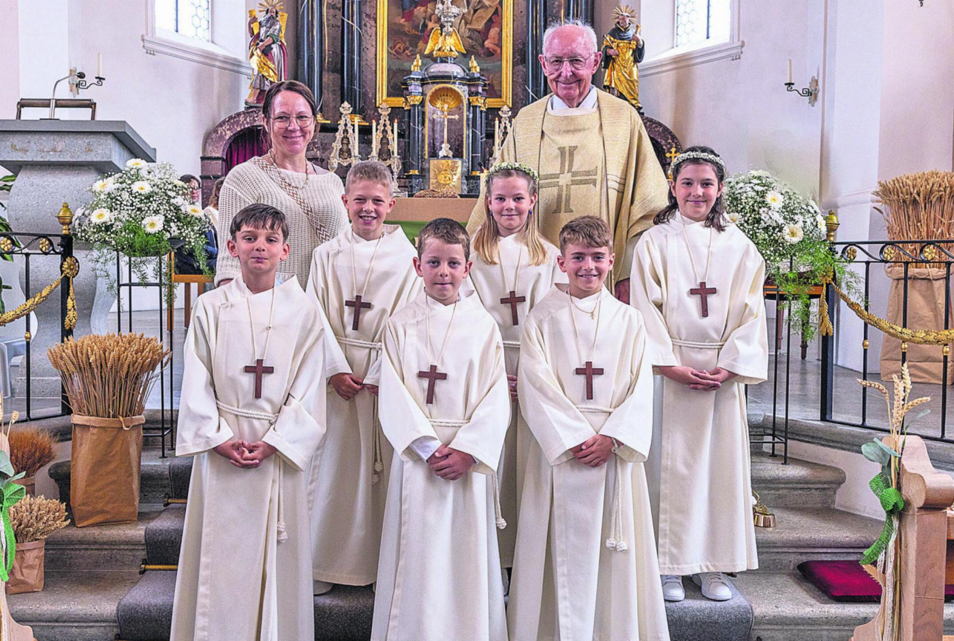 In Abtwil feierten sechs Kinder mit Pater Germann aus Horw mit der Katechetin Marina Henseler das erste Mal Kommunion.