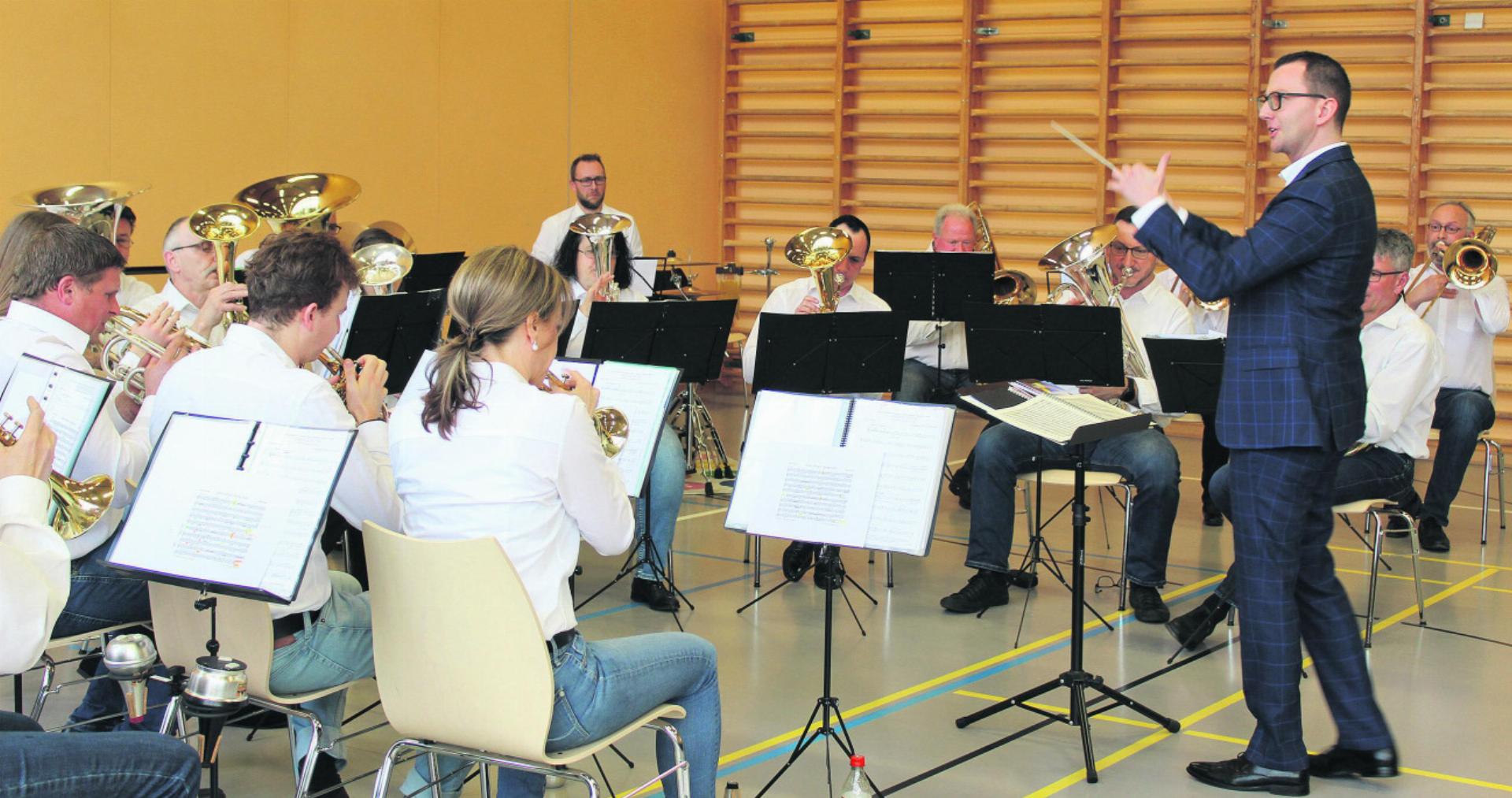 Dirigent Silvan Zemp führte die rund 20 Musikantinnen und Musikanten souverän durch das abwechslungsreiche Konzertprogramm. Foto: dv