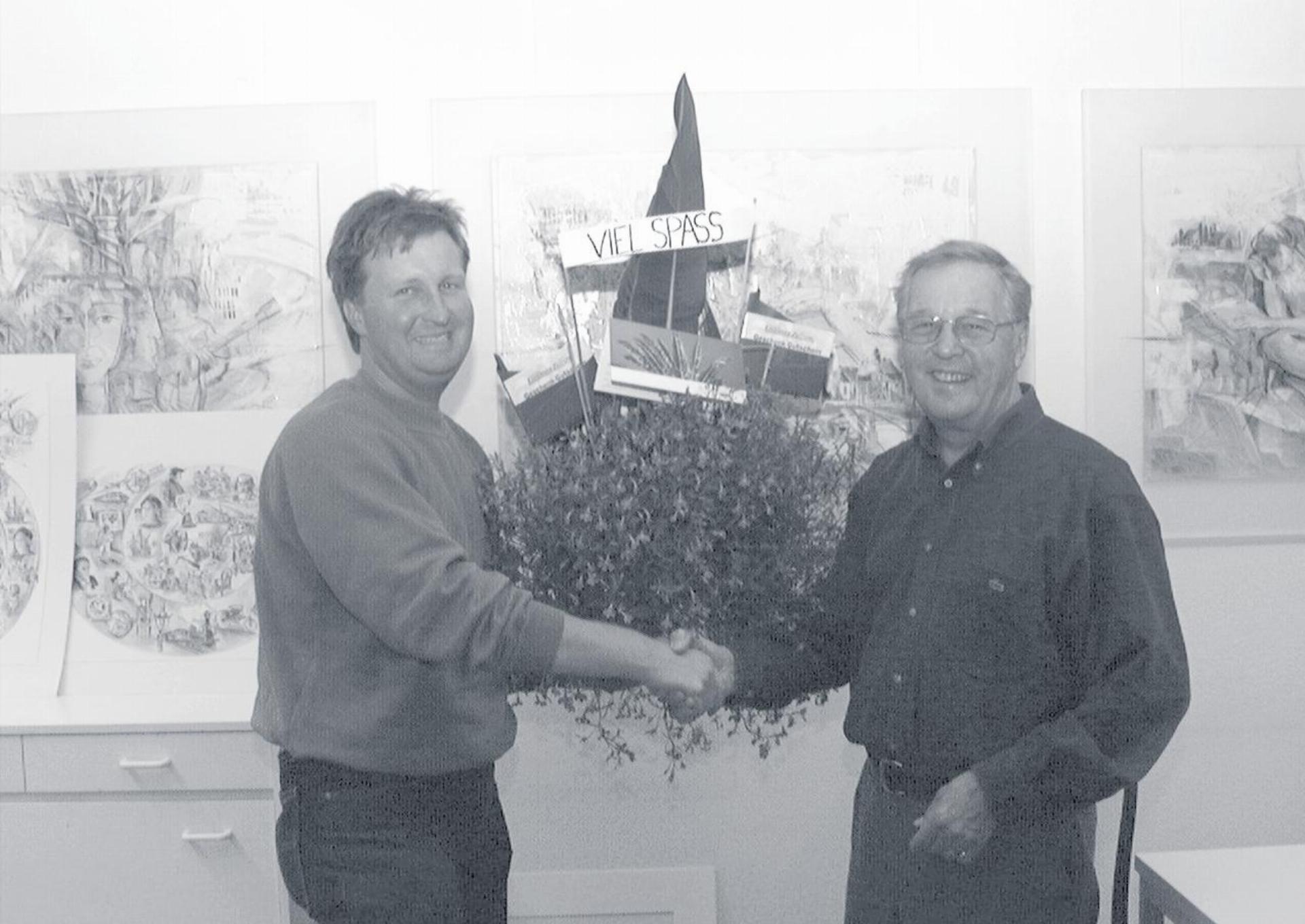 Guido Waldispühl überreichte René Villiger ein Geschenk, verbunden mit dem Dank aller Sinser Fasnächtler (von links). Foto: Anzeiger-Archiv