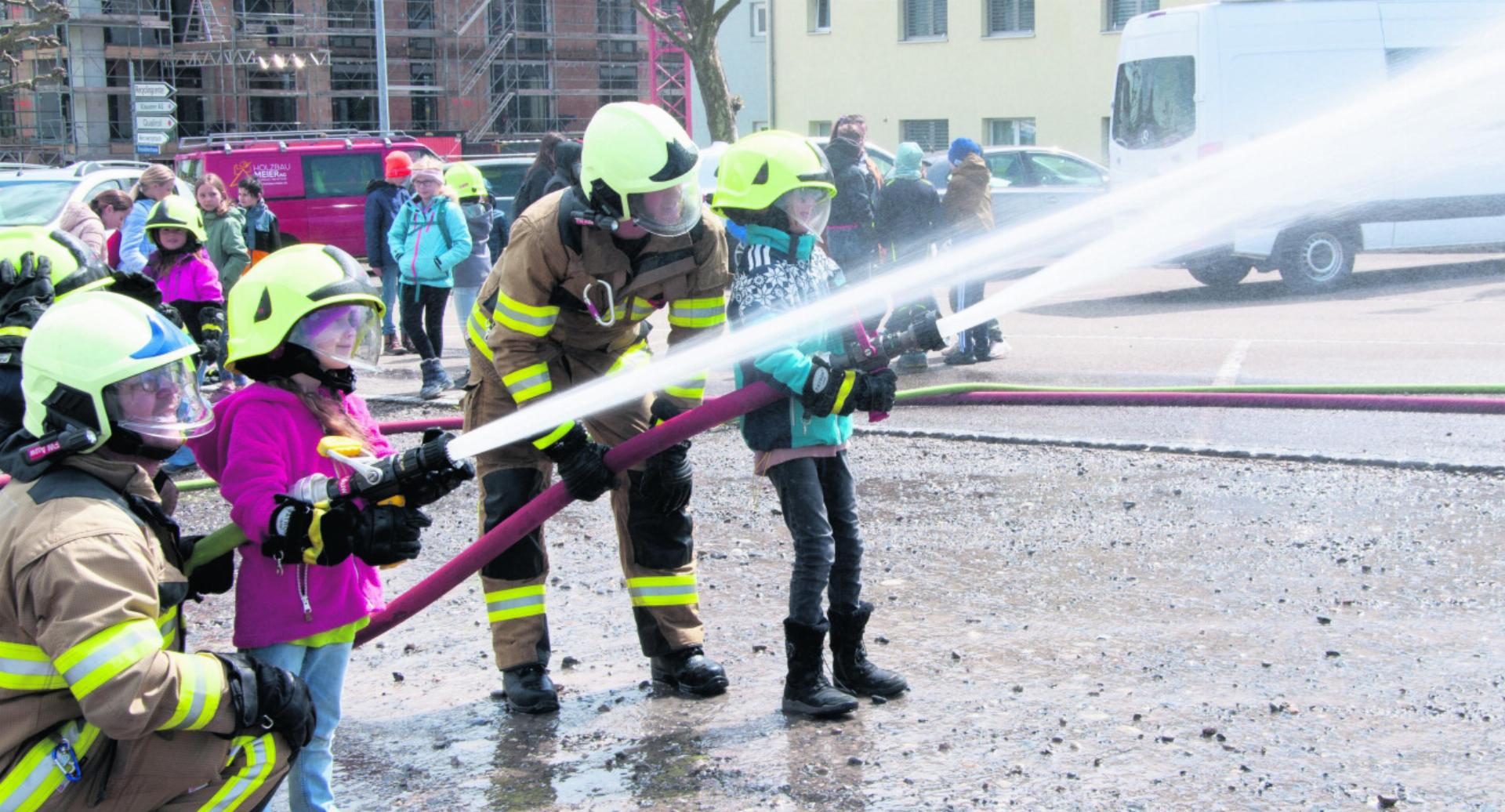 Die Kinder der Primarschule Auw erhielten einen Einblick in die Feuerwehr. Foto: zVg
