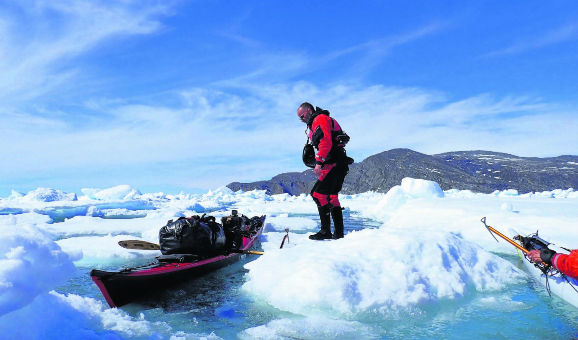 Martin Denk auf der Kajak-Expedition in Ostgrönland. Foto: zVg
