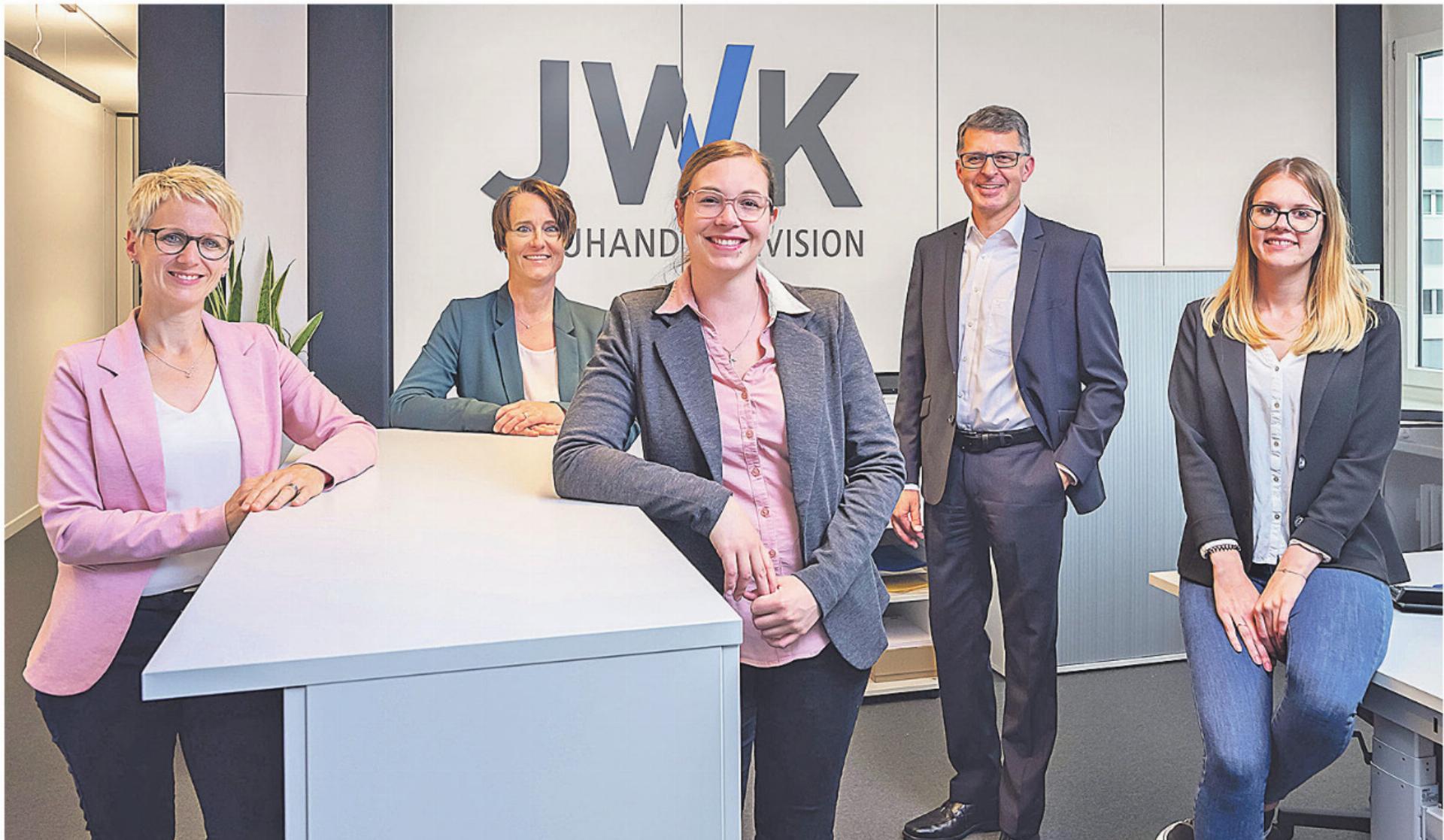 Das Team der JWK: Kompetent und umsichtig für ihre Kundschaft im Einsatz. Von links: Nadine Holenweger, Cornelia Wettstein, Gaby Lüthi, Tobias Knecht, Andrea Lustenberger. Foto: zVg
