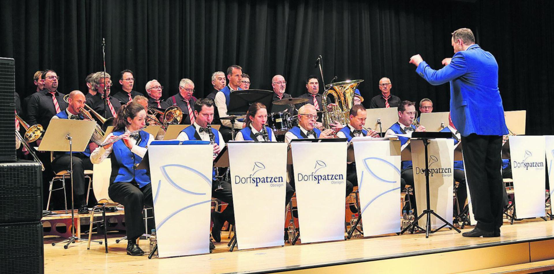 Die Zugaben des Männerchors wurden von den «Dorfspatzen Oberägeri» musikalisch begleitet. Fotos: ci