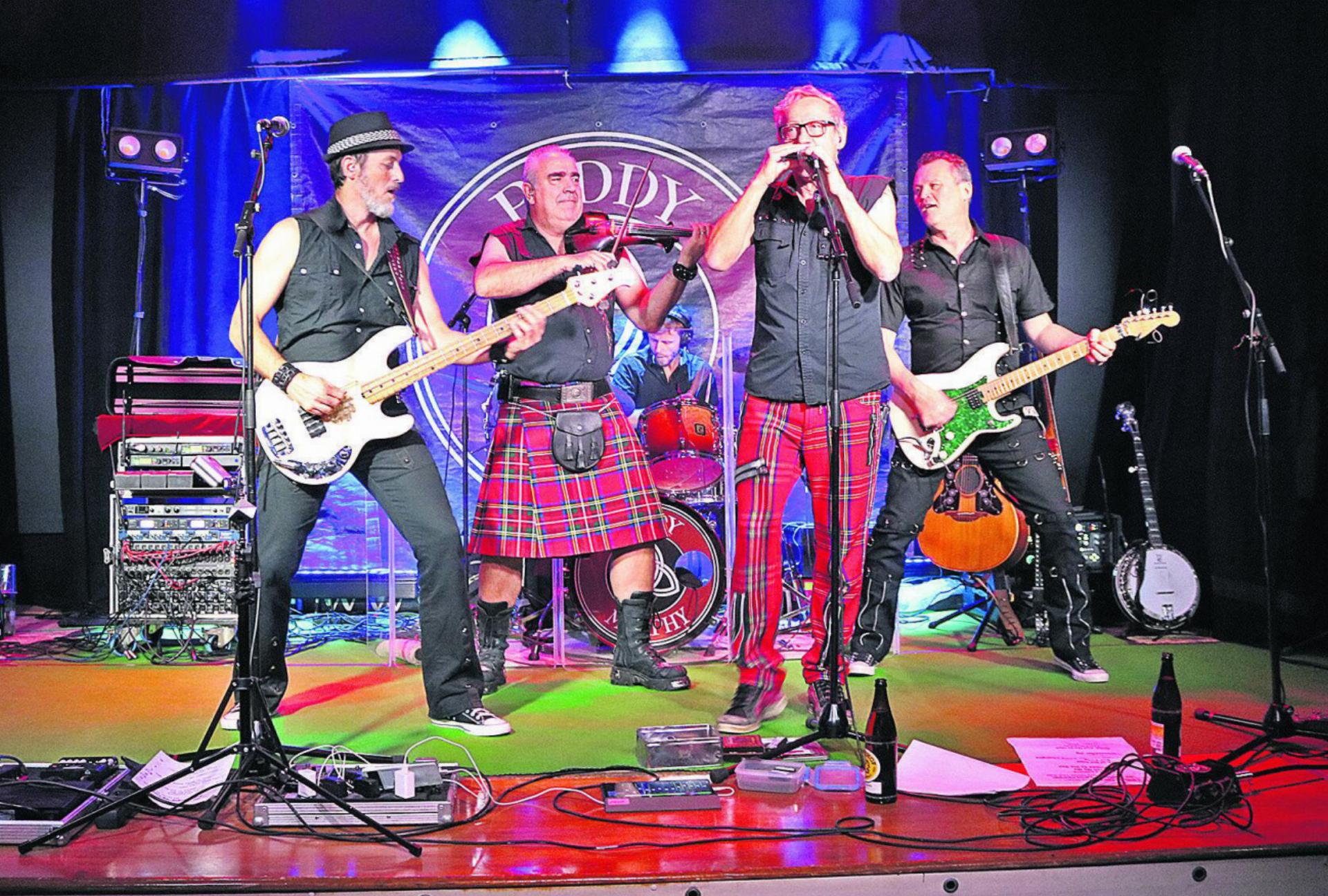 Die österreichische Band heizte dem Publikum rund zwei Stunden lang irisch-rockig ein. Fotos: ci