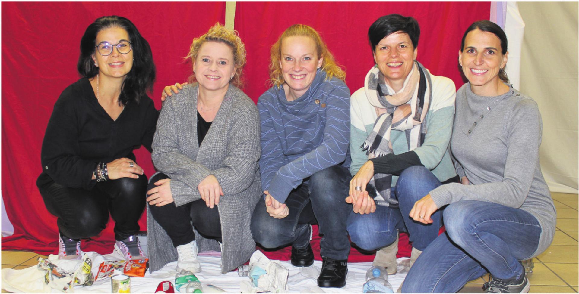 Die beiden Märchenerzählerinnen Barbara Rinderli und Patricia Graf, zusammen mit Mariella Rust, Marianne Iten und Ramona Mulder von der Frauengemeinschaft Oberrüti (von links). Fotos: rah