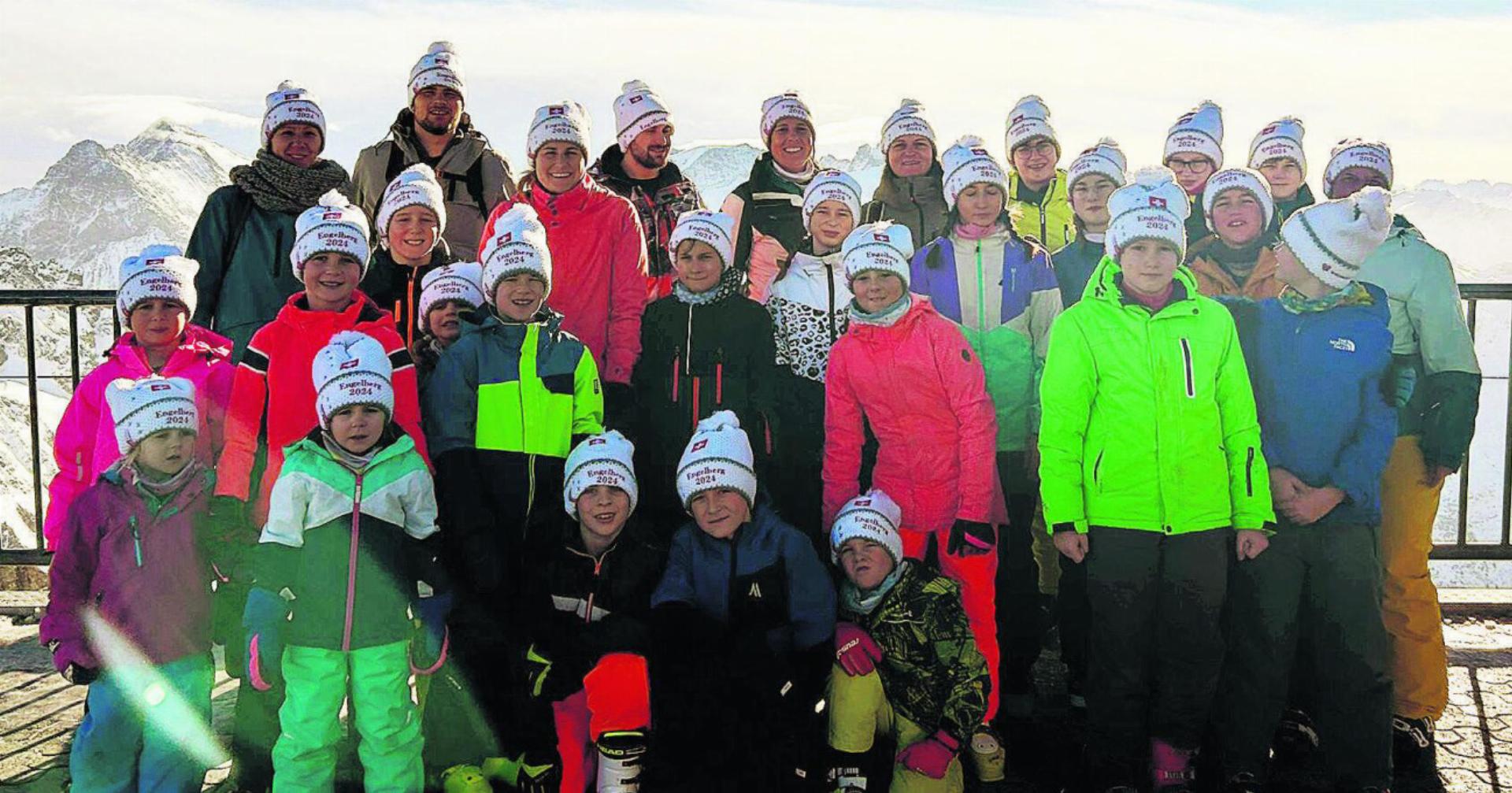 18 Beinwiler Kinder und sieben Leiter hatten viel Spass in Engelberg auf der Skipiste. Foto: zVg