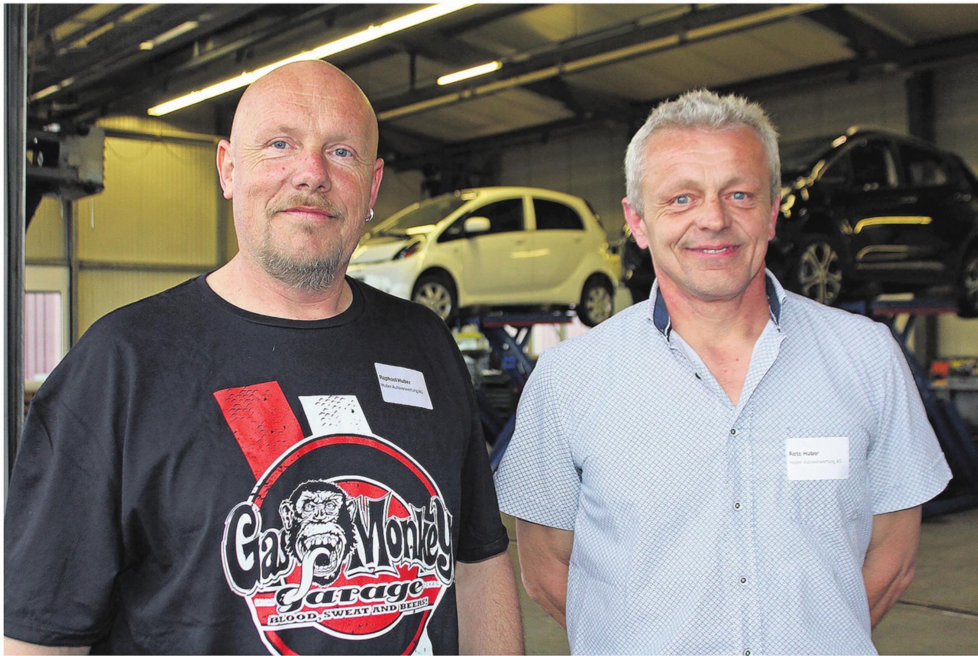 Raphael und Reto Huber, die Geschäftsleiter der Huber Autoverwertung AG in Auw waren Gastgeber beim diesjährigen Gewerbe-Apéro (von links). Fotos: rah