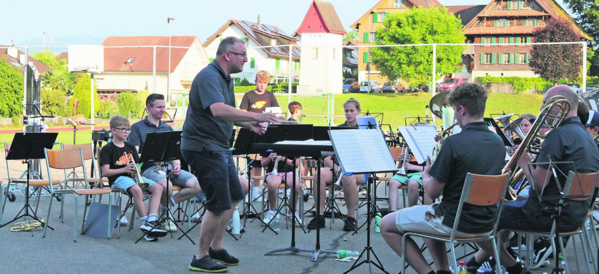 Luftiges Sommerkonzert auf dem Hartplatz