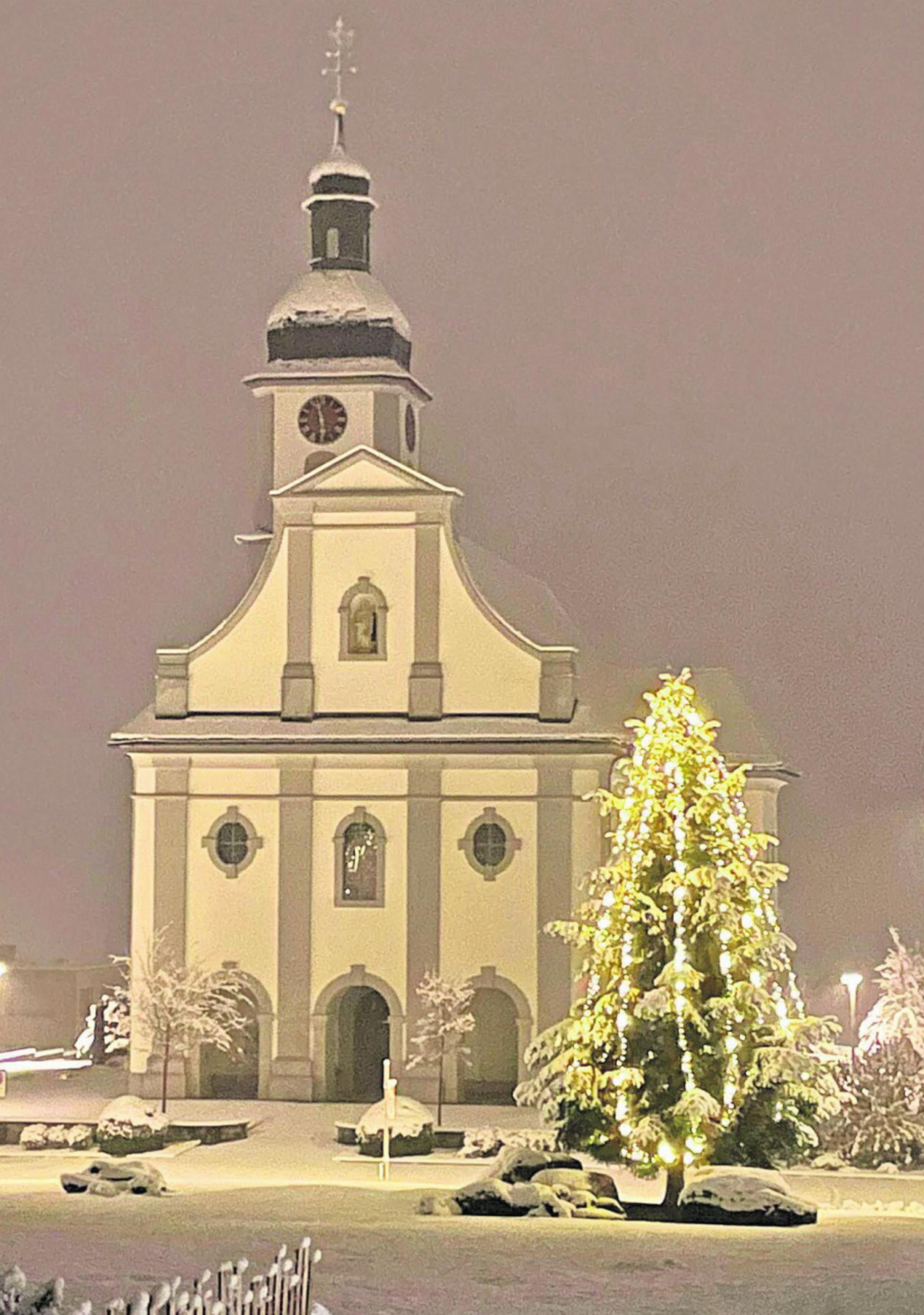 Weihnachtsbaum mit Kirche Dietwil. (Aufnahme: Dezember 2023) Foto: zVg