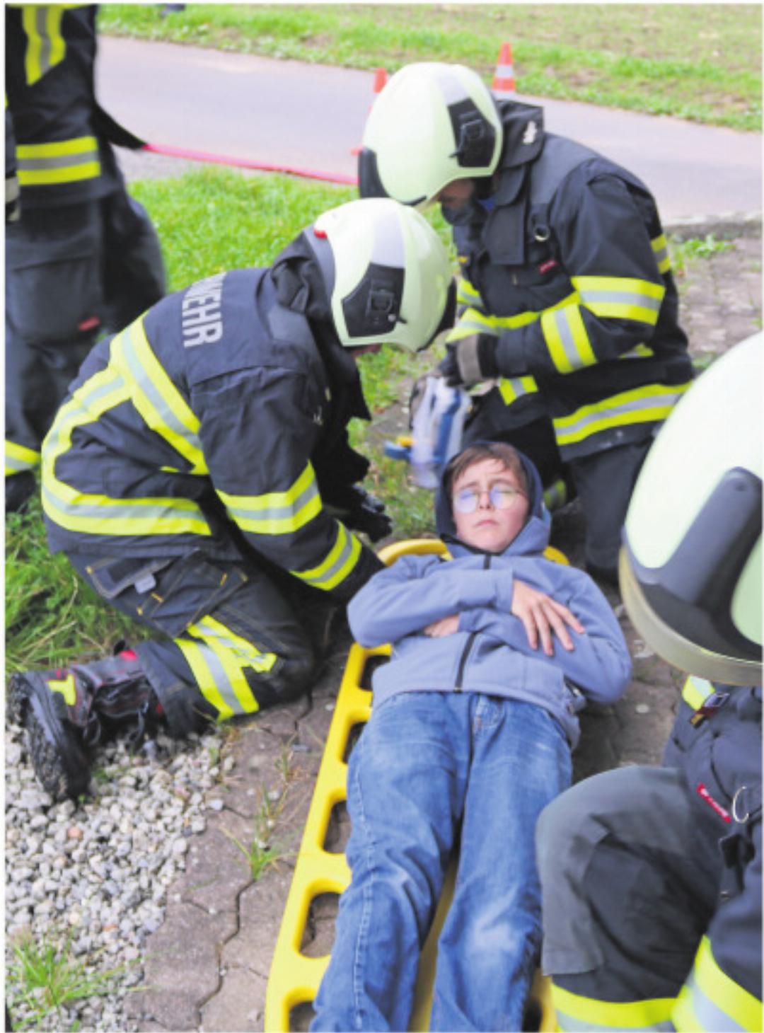 Eine der beiden zu rettenden Personen war bewusstlos. Eine der beiden zu rettenden Personen war bewusstlos.