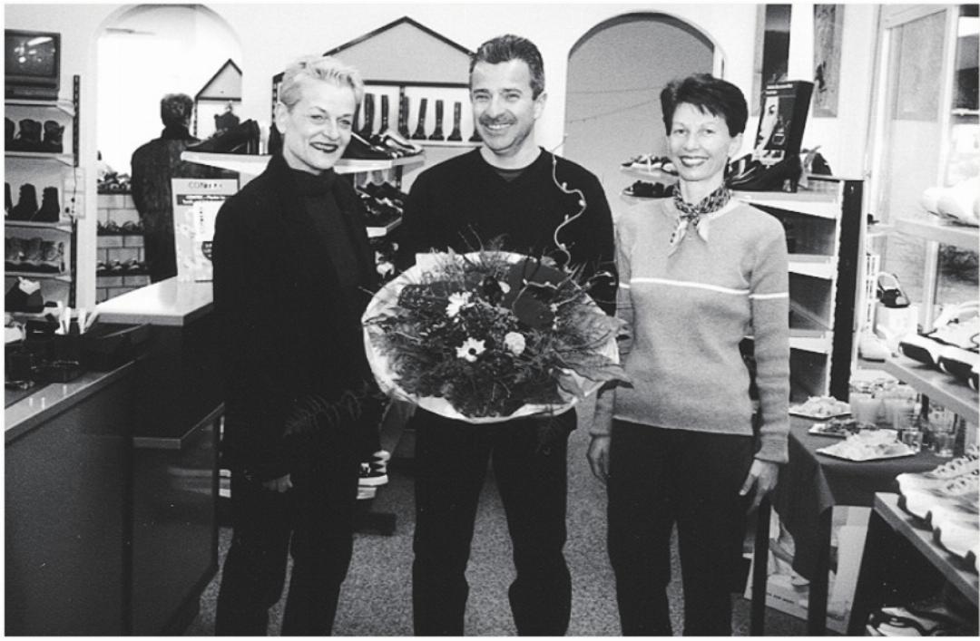 Frauke Bensel, Präsidentin des Gewerbevereins, überreichte dem Geschäftsinhaberpaar Andreas und Helen Meier Blumen zur Eröffnung (von links). Foto: zVg Frauke Bensel, Präsidentin des Gewerbevereins, überreichte dem Geschäftsinhaberpaar Andreas und Helen Meier Blumen zur Eröffnung (von links). Foto: zVg