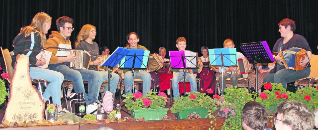 Hatten Spass an ihrem Auftritt: Die sieben Kinder vom Volksmusik-Ensemble der Musikschule Sins.