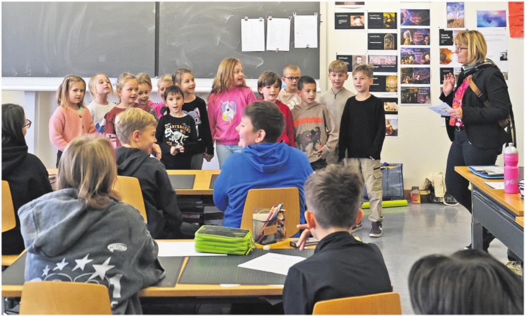 Zum Einläuten des Schnitzens sangen die Erstklässlerinnen und -klässler «Räbe, Räbeliechtli» ihrer Götti-/Gotti-Klasse vor. Fotos: jeb Zum Einläuten des Schnitzens sangen die Erstklässlerinnen und -klässler «Räbe, Räbeliechtli» ihrer Götti-/Gotti-Klasse vor. Fotos: jeb