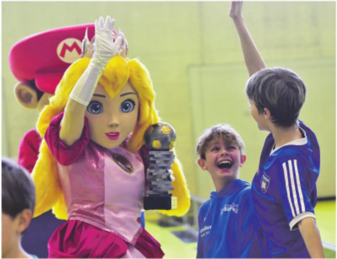 Maskottchen bei der Pokalübergabe. Maskottchen bei der Pokalübergabe.