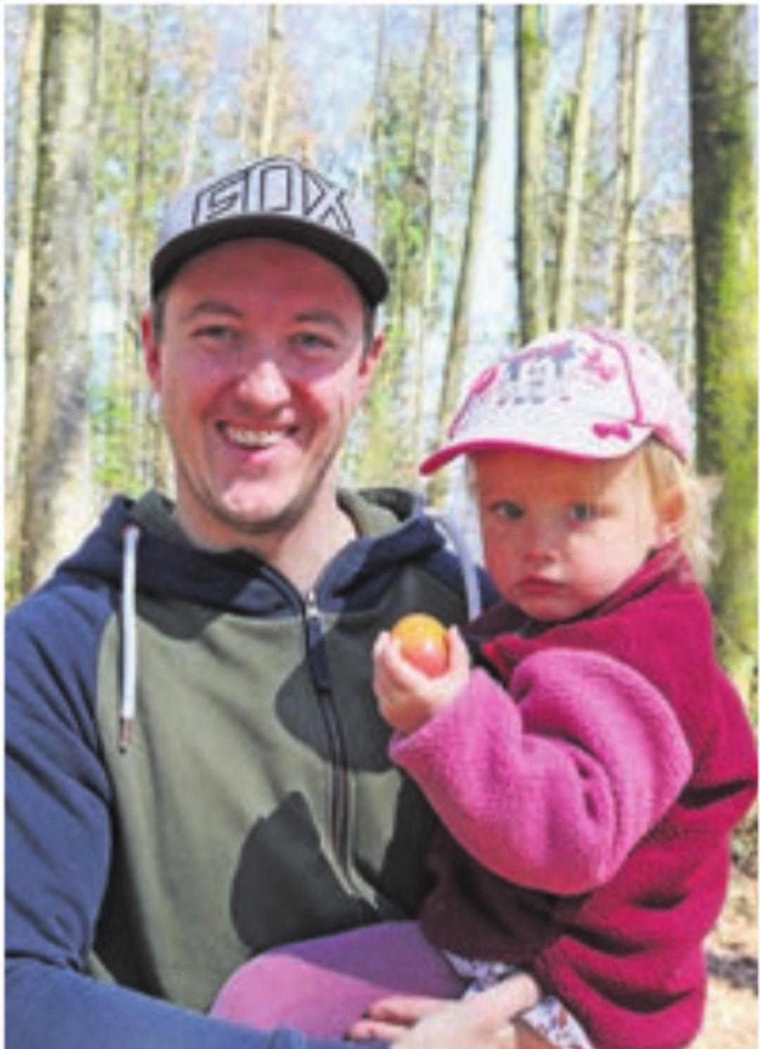 Stolz hält die Zweijährige das Ei, das sie selber gefunden hat. Stolz hält die Zweijährige das Ei, das sie selber gefunden hat.