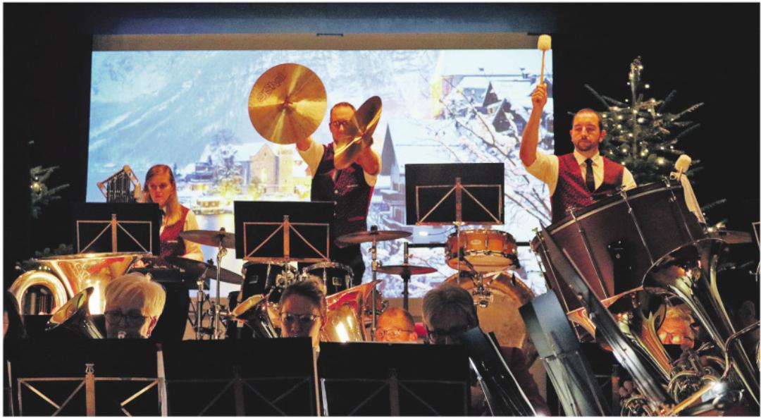 Die Perkussionnisten zeigten sich auf der erhöhten Bühne. Fotos: ci Die Perkussionnisten zeigten sich auf der erhöhten Bühne. Fotos: ci