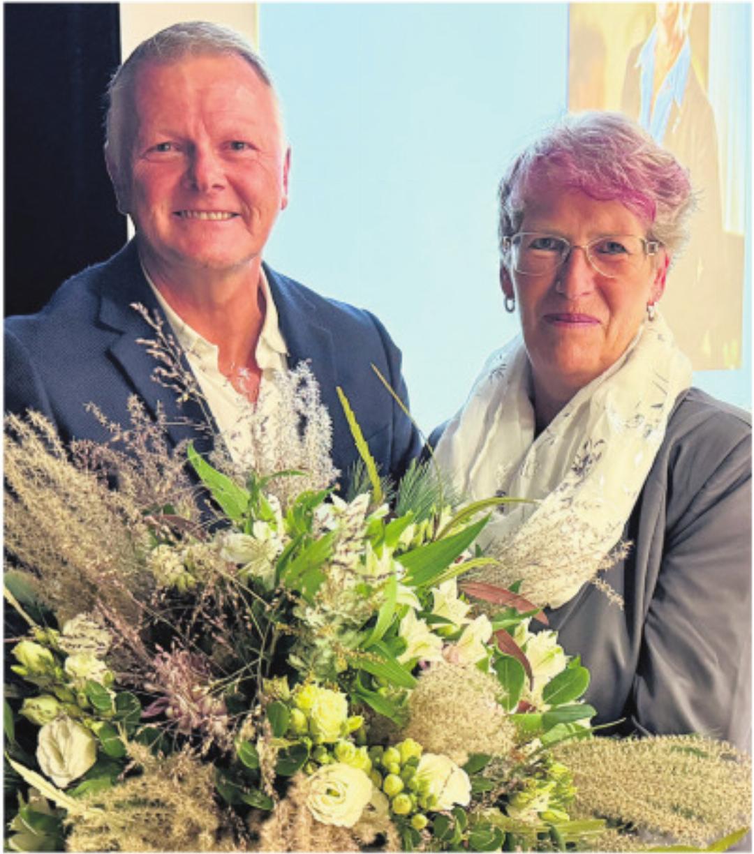 Stefan Zemp bedankte sich bei Franziska Stenico- Goldschmid für zwölf Jahre Gemeinderatstätigkeit. Stefan Zemp bedankte sich bei Franziska Stenico- Goldschmid für zwölf Jahre Gemeinderatstätigkeit.