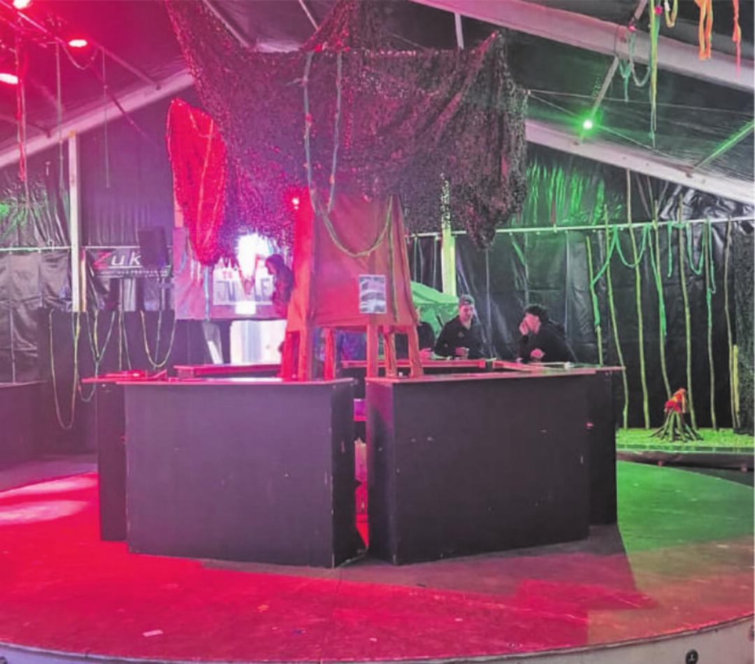 Die neu errichtete Drehbar vor dem grossen Ansturm. Die neu errichtete Drehbar vor dem grossen Ansturm.