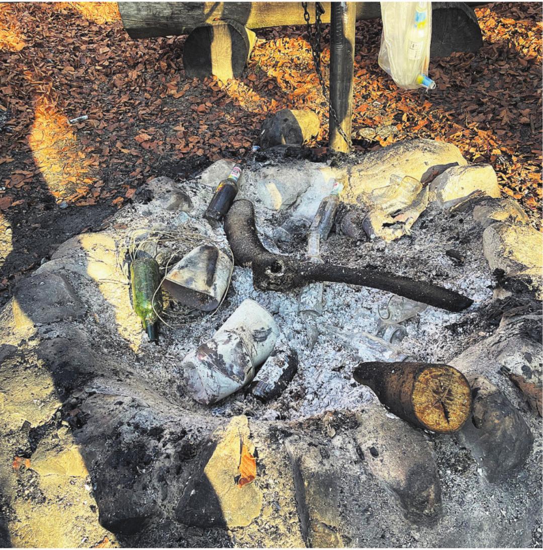 In Abtwil wurde der Abfall in und um die Feuerstelle liegengelassen. In Abtwil wurde der Abfall in und um die Feuerstelle liegengelassen.