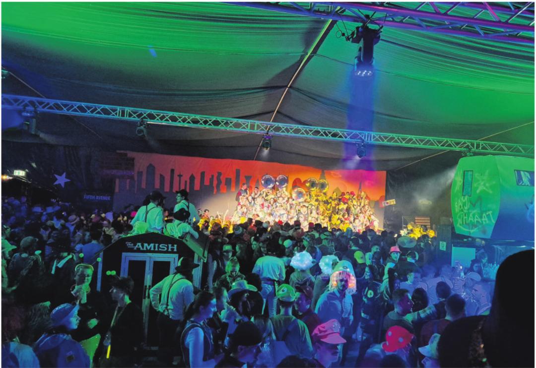 Am Samstagabend, am Schränzerball, ging die Post ab. Unzählige lustige und aufwendig gebaute Masken prägten auch in diesem Jahr den ersten Ball der Sinser Dorffasnacht. Foto: zVg Am Samstagabend, am Schränzerball, ging die Post ab. Unzählige lustige und aufwendig gebaute Masken prägten auch in diesem Jahr den ersten Ball der Sinser Dorffasnacht. Foto: zVg