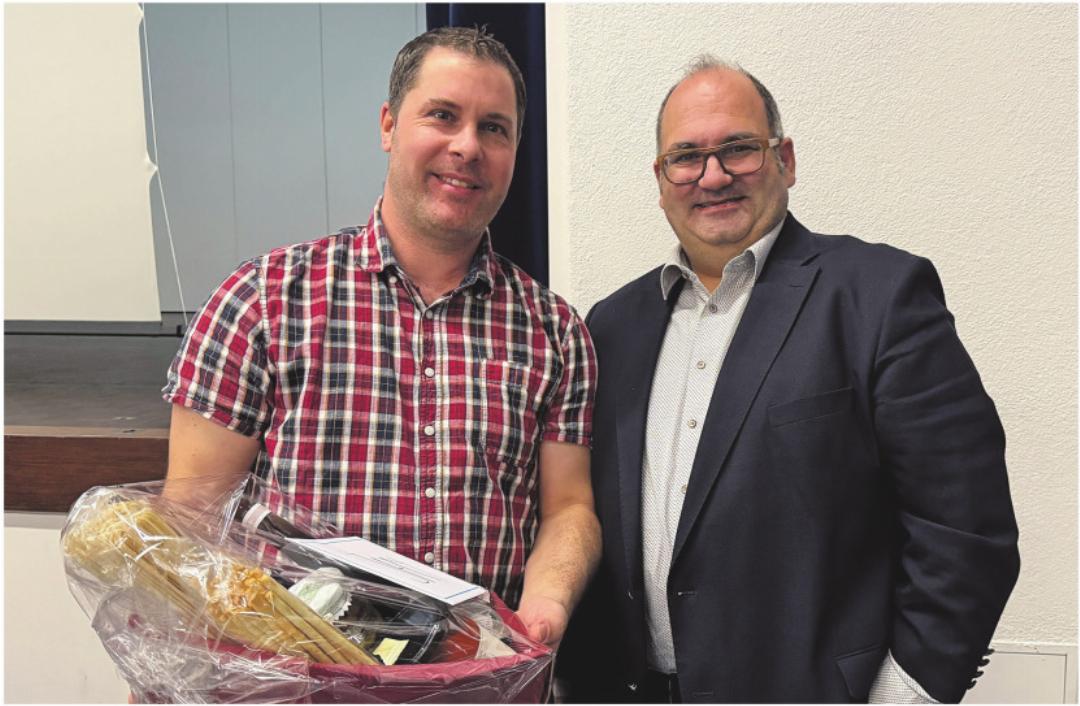 Theo Kern (rechts) verdankte und verabschiedete Jan Steiner als Feuerwehrkommandanten. Theo Kern (rechts) verdankte und verabschiedete Jan Steiner als Feuerwehrkommandanten.
