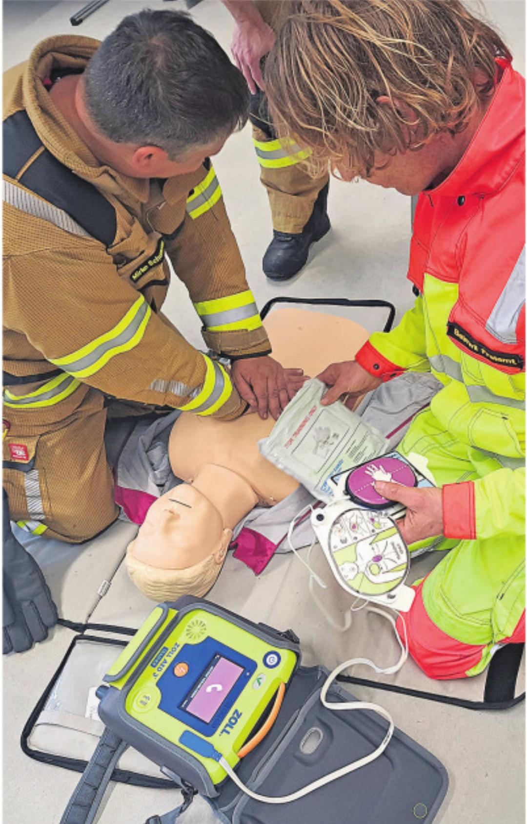Feuerwehrleute erlernen den Einsatz eines Defibrillators. Feuerwehrleute erlernen den Einsatz eines Defibrillators.