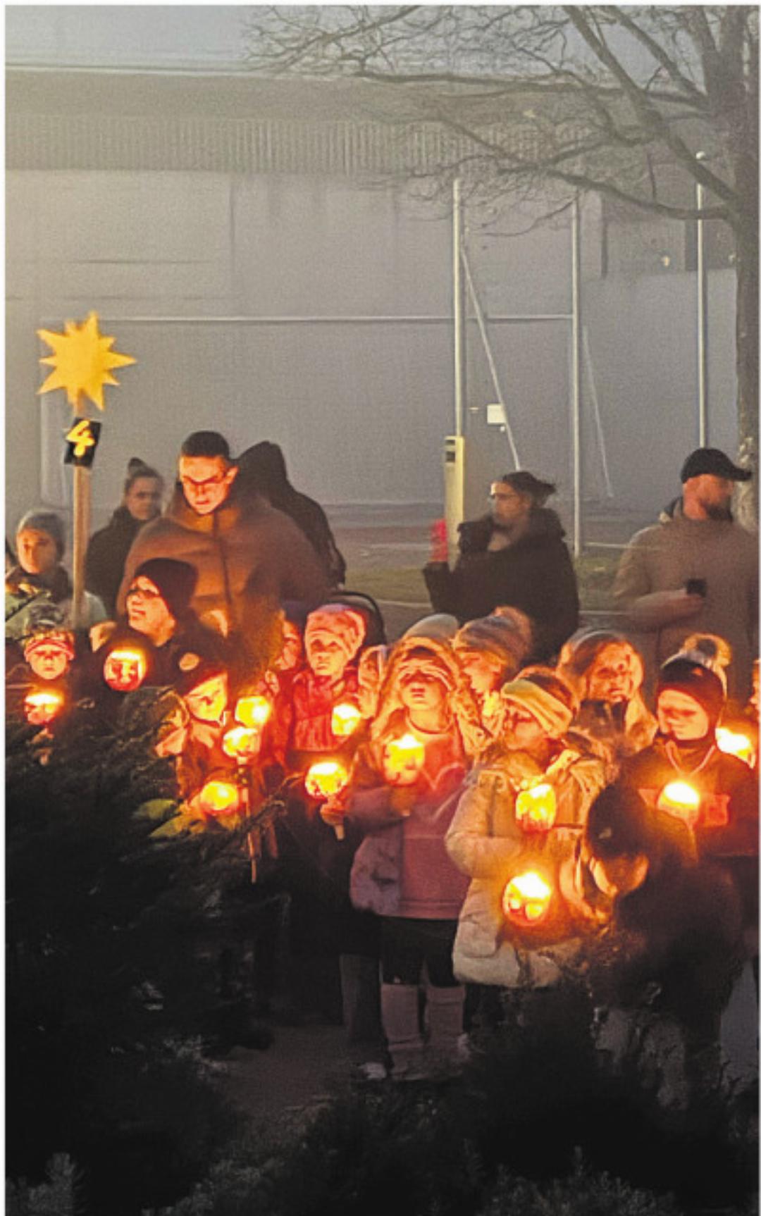 Mystische Stimmung dank der leuchtenden Lichter der Kinder. Mystische Stimmung dank der leuchtenden Lichter der Kinder.