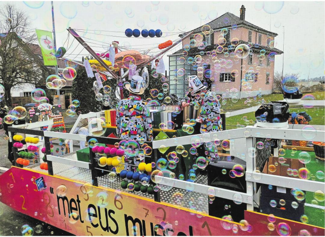 Manchmal musste man einen Konfettiregen über sich ergehen lassen oder man wurde von Seifenblasen eingeseift. Fotos: ew Manchmal musste man einen Konfettiregen über sich ergehen lassen oder man wurde von Seifenblasen eingeseift. Fotos: ew