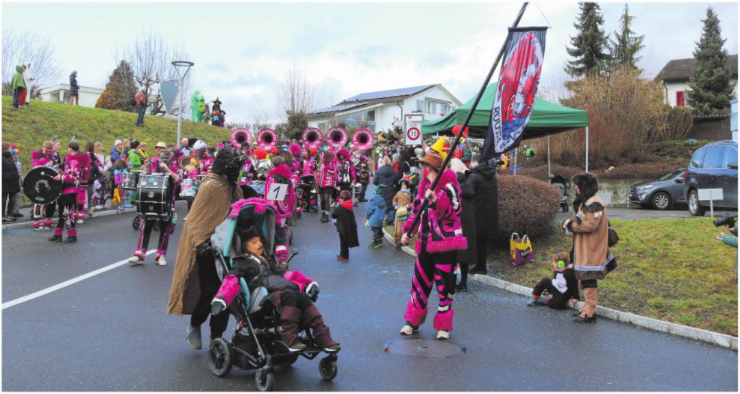 Startnummer des Umzuges waren die Sinser Rüüsstalschränzer. Startnummer des Umzuges waren die Sinser Rüüsstalschränzer.