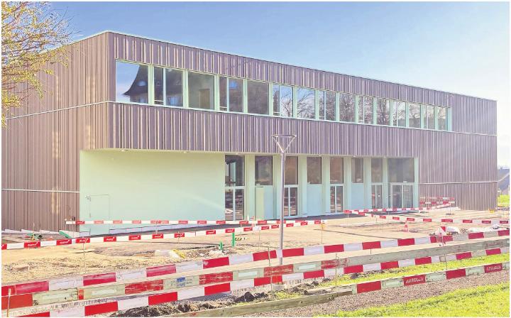 Das neue Kulturhaus Küngsmatt steht ab sofort für Anlässe zur Verfügung. Die Umgebung wird im kommenden Frühling fertiggestellt. Foto: ci