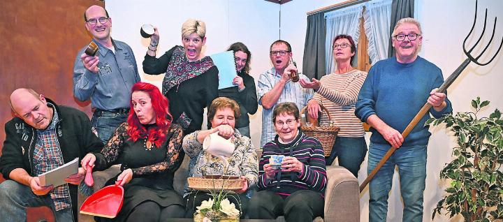 Roland Konrad (Regie), Walter Mäder, Manuela Feldmann, Andrea Hunziker, Marlies Konrad, Denise Senn (Souffleuse), Beat Zimmermann, Helene Schweizer, Rosi Gabriel, Peter Zimmermann (von links). Foto: zVg