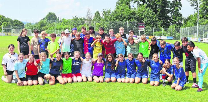 Die beiden sechsten Klassen vor dem traditionellen Fussballspiel gegen das Lehrerteam. Fotos: eh
