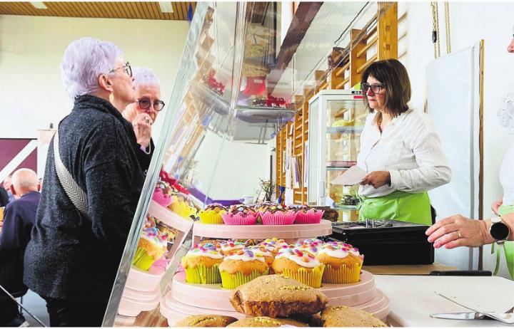 Schwere Entscheidung am Kuchenbuffet. Foto: zVg