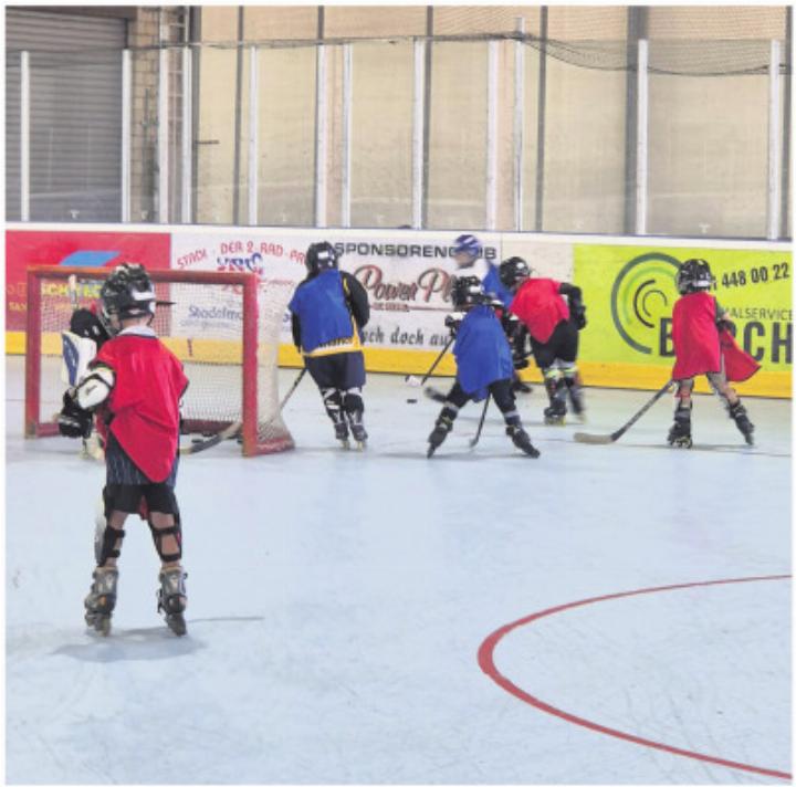 Sportliche Aktivitäten wie Inlinehockey standen zur Auswahl. Foto: zVg