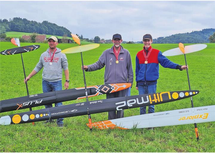 Alain Schad (rechts) wird Dritter an der Schweizer Meisterschaft im Elektrosegeln. Fotos: zVg