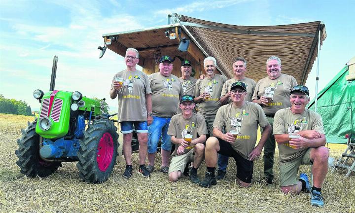 Sie pilgern nach Santiago de Compostela mit ihren selbstgebauten Wagen. Hinten: Kurt Kaufmann, Alois Eugster, Gino Pecoraro, Werner Grüter, Ernst Giger und Martin Reichmuth. Vorne: Peter Inderkum, Walter Meier und Thomas Zemp (von links). Foto: zVg