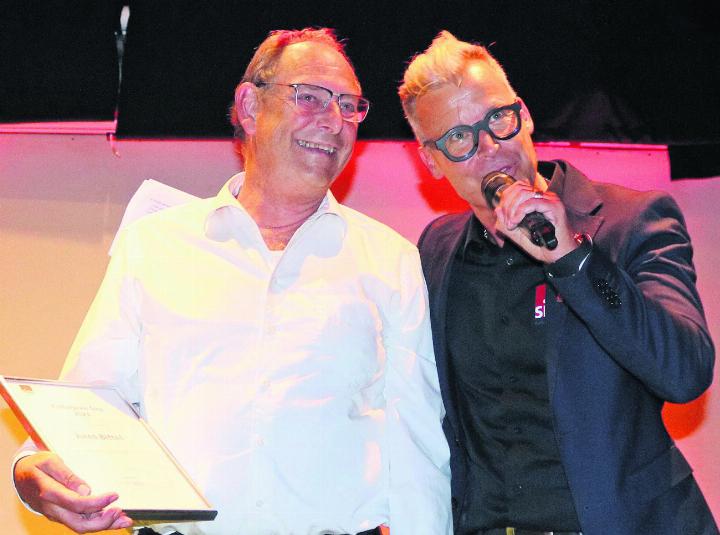 Begeistert nahm Jules Bittel den Kulturpreis entgegen. Foto: ci