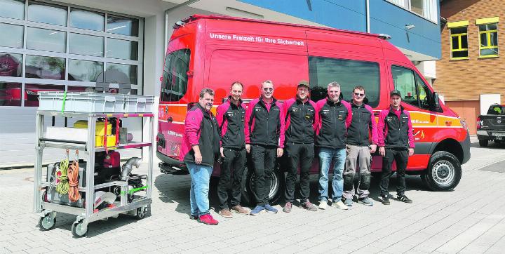 Roland Meister von der Toni Brändle AG überbrachte das Fahrzeug und instruierte die Feuerwehrmänner Urs Villiger, Peter Meyer, Kommandant Andrin Hunkeler, Reto Hofmann, Dominik Baur und Philipp von Burg (von links). Foto: ci