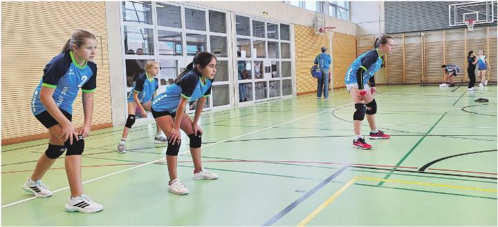 Volle Konzentration und bereit für den gegnerischen Service: Amelia, Livia, Emma und Alessia (von links).