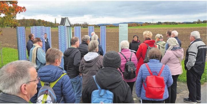 Schwester Flormita begleitet die Mitglieder des Kirchenparlaments auf dem Maria-Bernarda-Besinnungsweg. Foto: zVg