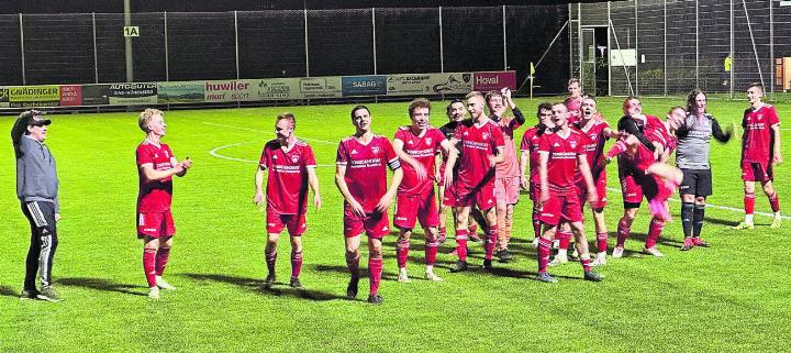 Das Sinser Team mit Coach Cyril Troy freut sich auf den Einzug ins Finale. Foto: zVg