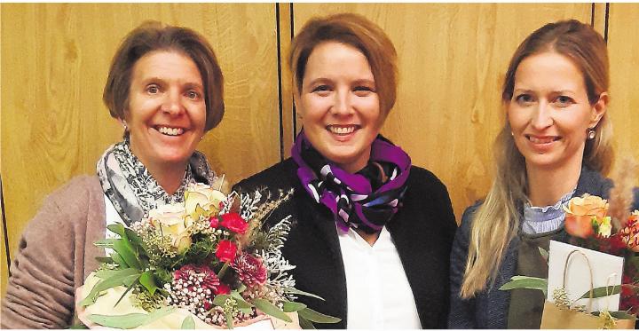 Yvonne Furrer abtretende Aktuarin, Karin Birrer Kirchenpflegepräsidentin, Daria Jonjic neue Aktuarin (von links). Foto: zVg