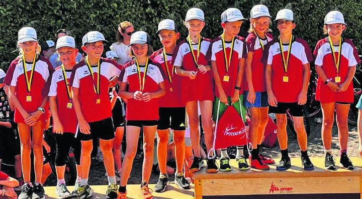 Einige Auwer Teams durften das Podest besteigen. Foto: zVg