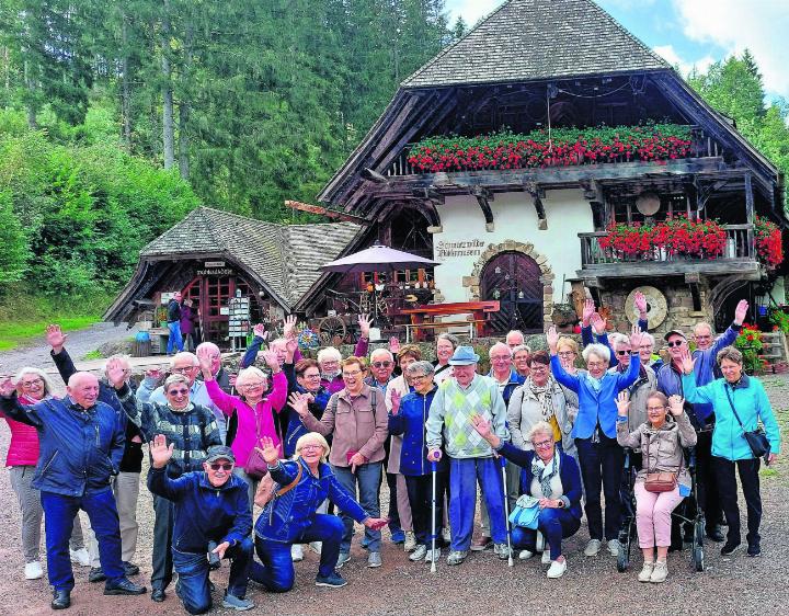 Aufgestellte Gruppe vor dem Schwarzwälder Mühlenmuseum. Foto: zVg