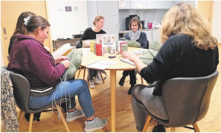 Konzentriertes Arbeiten beim Makramee-Knüpfen. Foto: zVg