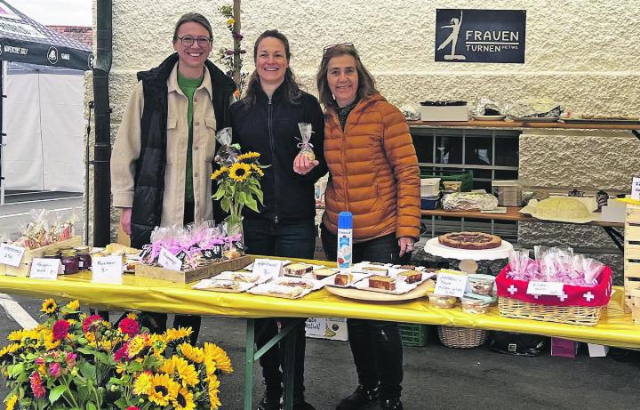 Chilbistand mit hausgemachten Herbstdesserts vom Damenturnverein. Foto: zVg