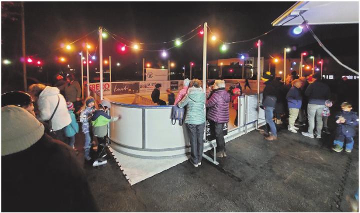 Gute Stimmung auf dem Eisfeld in Dietwil. Foto: zVg